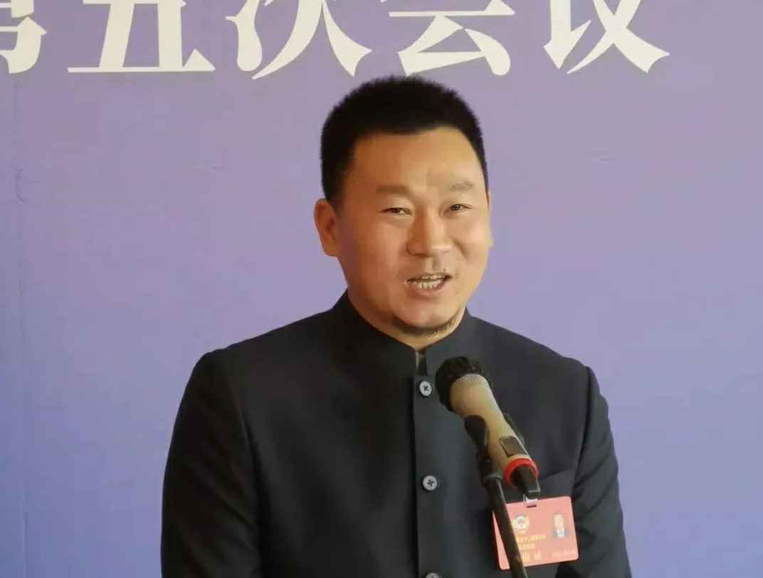 为进一步展示市政协团结、民主、开放、自信的形象，向市民和网友展示政协委员的履职风采，中山市政协十二届五次会议在2月4日上午开幕前开设“委员通道”，市政协委员、济南俊良品牌营销策划有限公司公司总经理陈朝阳走进“委员通道”，回应社会关切的问题。他就如何做好城市应急管理规划的问题进行发言，并回答记者提问。.jpg